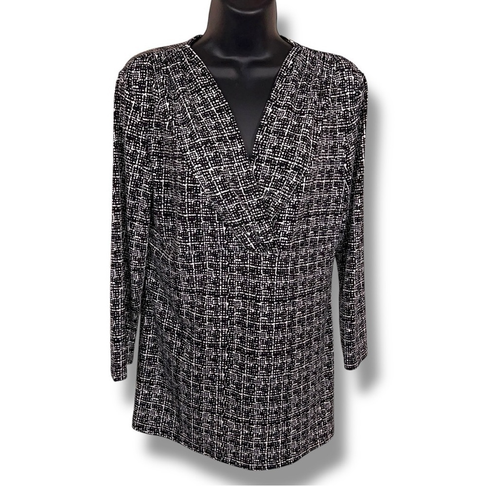 Medium Liz Claiborne Black White Top Blouse Stretch Vneck Geometric Abstract